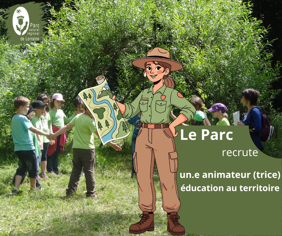 Une jeune fille tenant une carte dans la main