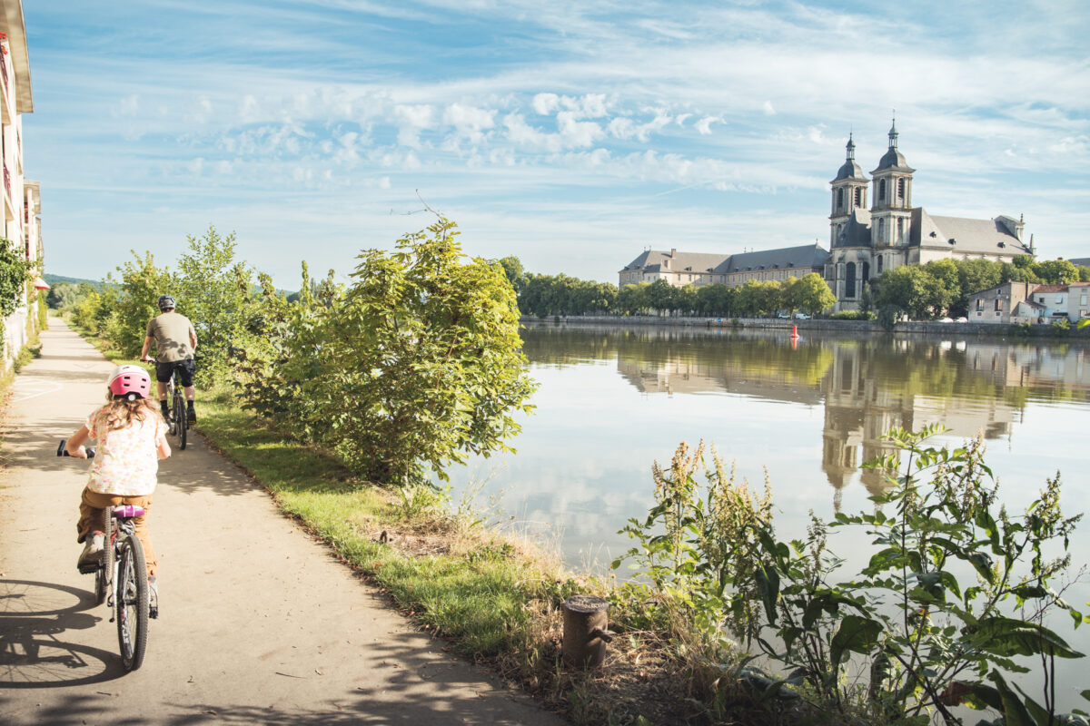 Voie bleue devant l'abbaye des Prémontrés
